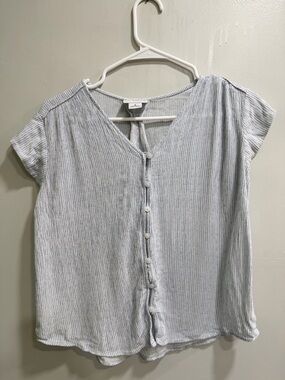 Liz Claiborne Light Gray Ribbed Button-Front Top